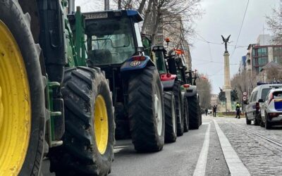 Un centenar de vehículos agrícolas y medio millar de agricultores y ganaderos protestan en Jaén contra Mercosur